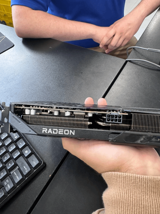 某品牌显卡因共用模具致侧标错印：RTX 5060 Ti误标RADEON
