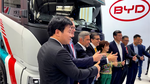 比亚迪 ETT44 纯电重卡明年进欧洲：1000 马力、651kWh 刀片电池，最终本地生产