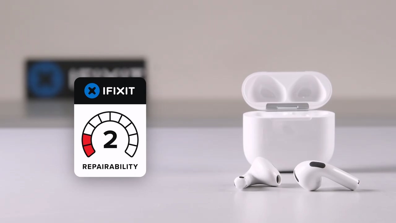 十年首次不是 0 分：iFixit 给 AirPods 5 的电池可换打了 2 分