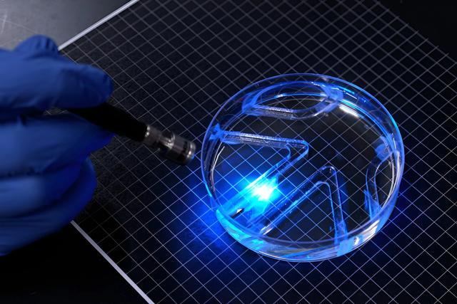 MIT 用活体肌肉造出纸薄游泳机器人：光控转向，持续工作超 30 天