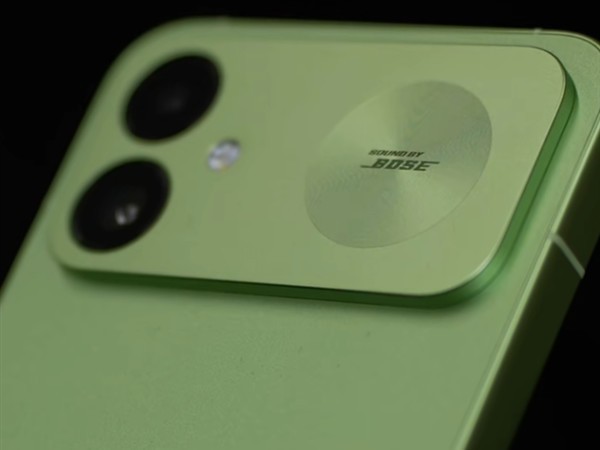 Redmi K100 标准版真机首秀：万毫安级电池配 185Hz 直屏，卢伟冰称不做减法
