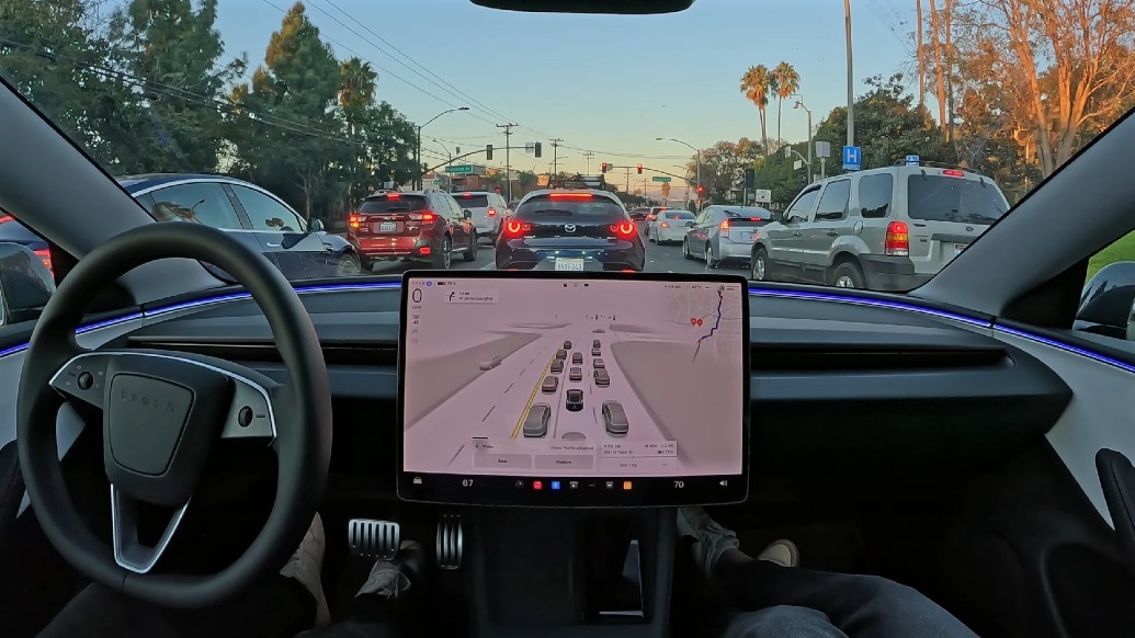 特斯拉不再用别人的地图：自研 AI 导航将随 FSD v15 上车